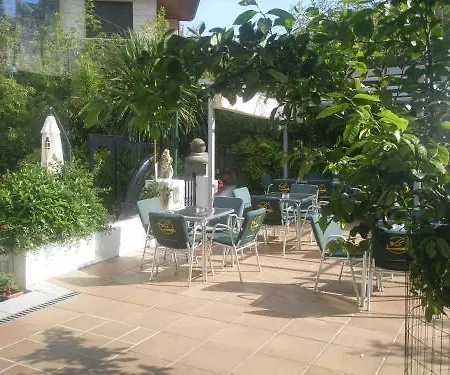 Отель Atalaya- Free Parking Gratuito 2*